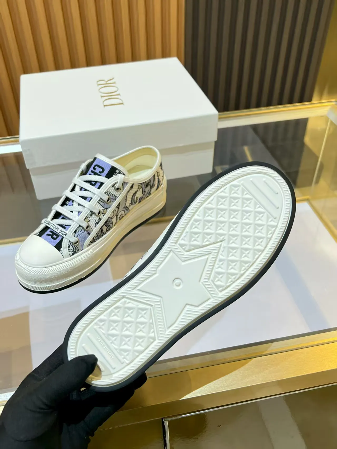 Factory direct sales p520🐘🐘Women's shoes Women's clothing 2025 Walk'n'Dior embroidered mid-top casual shoes are new. On the fashion stage, Dior embroidered shoes are the well-deserved protagonist. Delicate stitching is used on the upper, every stitch is devoted to the craftsman's efforts, and every thread is woven with artistic poetry. From complex floral patterns to smart geometric textures, embroidery is like the magic that gives shoes life, allowing them to show dynamic beauty even in static conditions.   Wearing Dior embroidered shoes feels like stepping into a dream world full of art. It is not only a pair of shoes, but also a walking piece of art that perfectly integrates fashion and culture. Whether you are strolling on the bustling city streets or attending important social occasions, Dior embroidered shoes can add unique charm to your style and become the focus of everyone's attention.   Choosing Dior embroidered shoes means choosing a persistent pursuit of quality and a unique understanding of fashion. Let it accompany you through every wonderful moment and leave your own fashion mark.  Material: Sheepskin lining, feet, silk cowhide, size 35-41, heel height 5cm